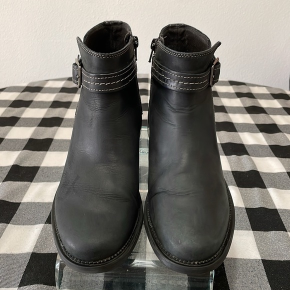 Clarks Women's Maye Black Nubuck Leather Ankle Strap Boot Booties Size 9.5 - Picture 2 of 12